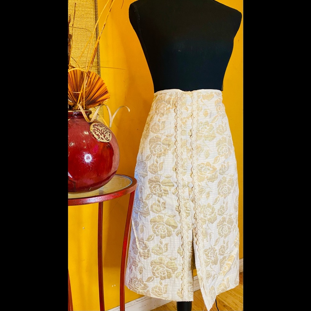 Focus 2000 Women’s Skirt Gold/Tan. Cotten & Metalic (size 18)